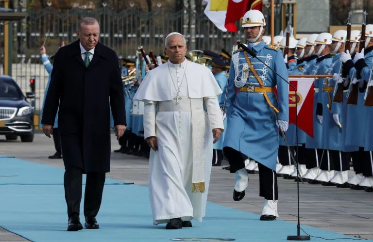 Πάπας Λέων: Μεγαλειώδης υποδοχή από Ερντογάν υπό παρουσία και του Οικουμενικού Πατριάρχη – «O Γ΄Παγκόσμιος Πόλεμος διεξάγεται σταδιακά»