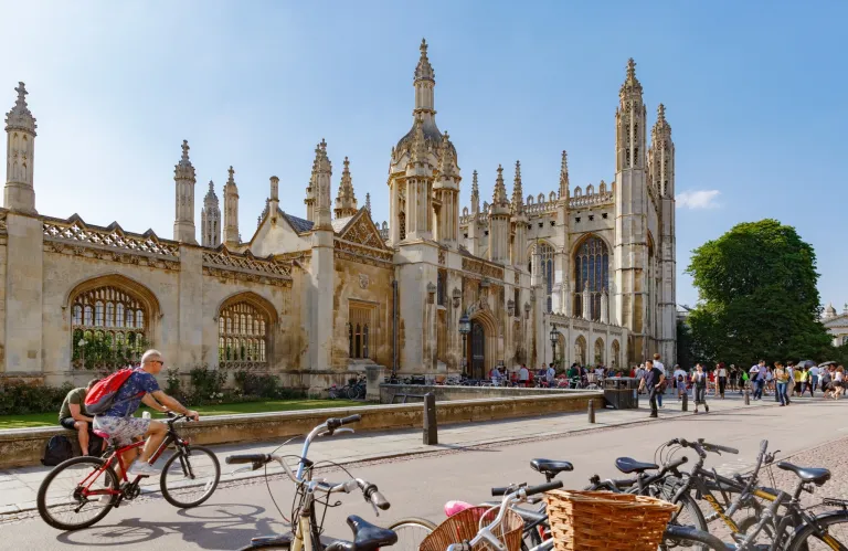 Βρετανία: Νέο χαράτσι στους ξένους φοιτητές – Τι αλλάζει στα δάνεια, αντιδρούν τα πανεπιστήμια