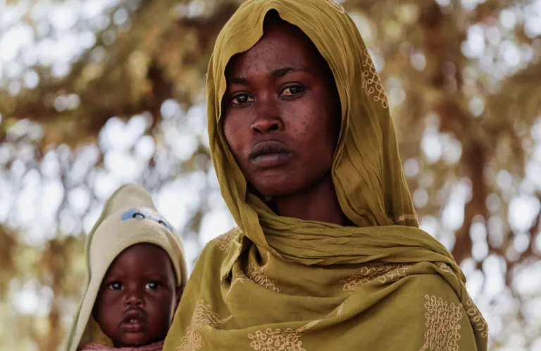 «Μας βίασαν μπροστά σε όλους»: Ο πόλεμος πάνω στα σώματα των κοριτσιών του Σουδάν