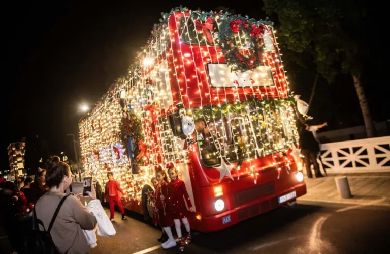 Η Πάφος φωτίστηκε και γιόρτασε με λαμπρότητα την Αφή του Χριστουγεννιάτικου Δένδρου