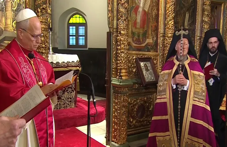 Ιστορικές στιγμές στο Φανάρι: Υπεγράφη η Κοινή Δήλωση Πάπα Λέοντος και Πατριάρχη Βαρθολομαίου - Δείτε Live