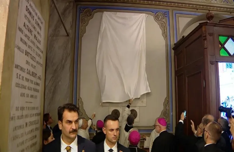 Viral αμήχανη στιγμή για τον Πάπα στην Κωνσταντινούπολη: Δυσκολεύτηκε να αποκαλύψει μαρμάρινη επιγραφή