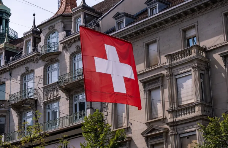 Ελβετία: Στις κάλπες για υποχρεωτική πολιτική θητεία και κλιματικό φόρο σε πλούσιους