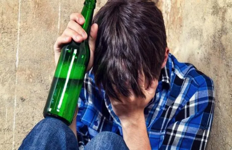 Έδωσαν αλκοόλ σε πέντε ανήλικους στην Πάτρα - Συνελήφθησαν ιδιοκτήτρια και υπεύθυνος καταστήματος