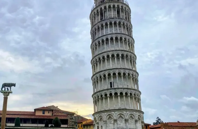 Ξεχάστε τον Πύργο της Πίζας: Τα πιο εντυπωσιακά κεκλιμένα κτίρια του κόσμου - Από Άμστερνταμ μέχρι Κίνα