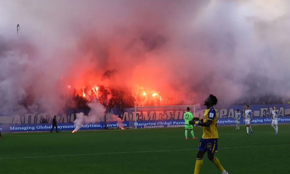 Προσωρινή διακοπή στο ντέρμπι: Ρίψη φωτοβολίδων από Απολλωνίστες μετά το 2-0 της ΑΕΛ