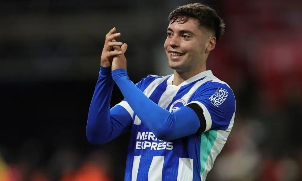 Οι συμπαίκτες του Τζίμα τον έσπρωξαν για «όλε» στην κερκίδα μετά το πρώτο του γκολ στην Premier League