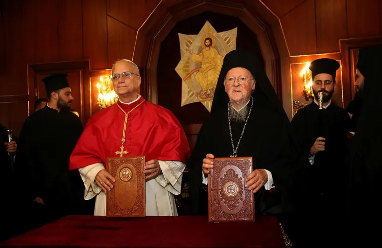 Τι σηματοδοτεί η ιστορική επίσκεψη του Πάπα Λέοντα ΙΔ' στο Φανάρι - Με μηνύματα υπέρ της ενότητας των Χριστιανών η Κοινή Διακήρυξη