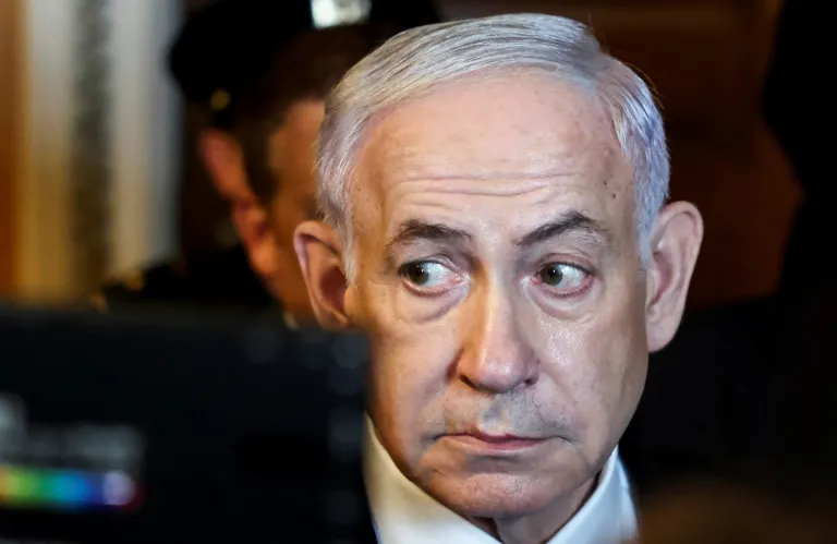 Ο Νετανιάχου εμφανίσθηκε στο δικαστήριο όπου δικάζεται για δωροδοκία, απάτη και απιστία - Το αίτημα του και ο όρος του Μπένετ