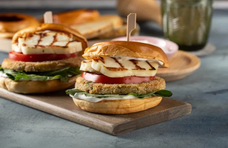 Burger με χαλούμι σε μόλις έξι λεπτά με τρία απλά βήματα!