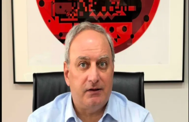 «Στα... δεξιά μη μου πείτε να πάω»: Το χιούμορ του Στεφάνου και το ψηφοδέλτιο του ΑΚΕΛ (βίντεο)