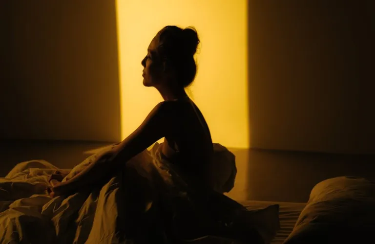 Γιατί ξυπνάμε νωρίτερα όσο μεγαλώνουμε; Οι επιστήμονες έχουν την απάντηση