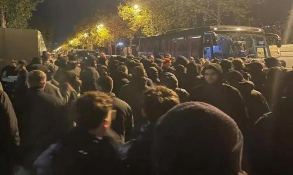 Σκηνές χάους στη Νις: Οπαδοί επιτέθηκαν στους Μπογκά και Μοφί