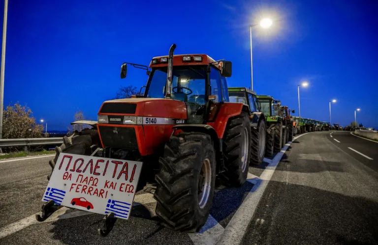 Ελλάδα: Ενισχύονται οι κινητοποιήσεις των αγροτών με νέα μπλόκα – «Θα κάνουμε Χριστούγεννα στο δρόμο»