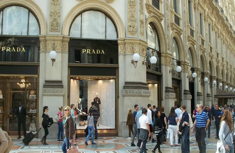 Η Prada εξαγόρασε τη Versace - Ιστορική συμφωνία για τον κόσμο της μόδας