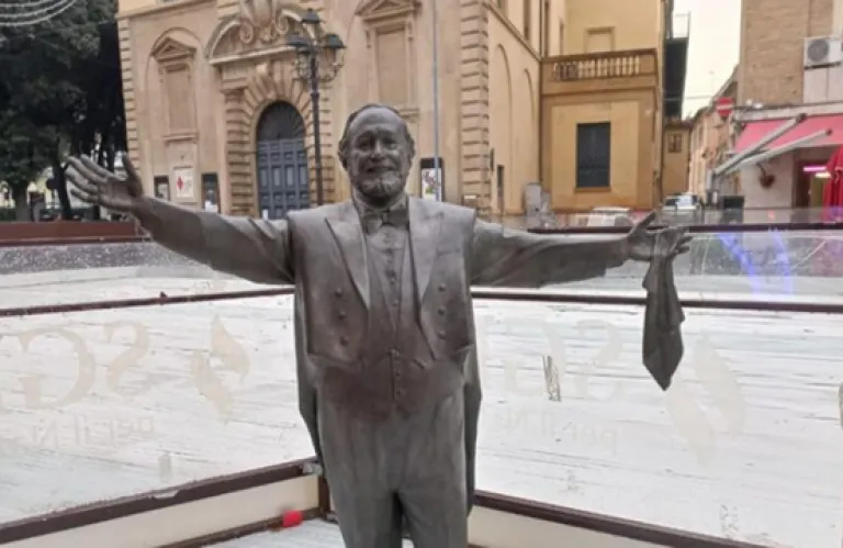 Παγοδρόμιο στο Θρονί;