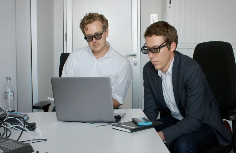 Προβολή του ντοκιμαντέρ «Behind the Headlines/Hinter Den Schlagzeilen»  στο Ινστιτούτο Γκαίτε