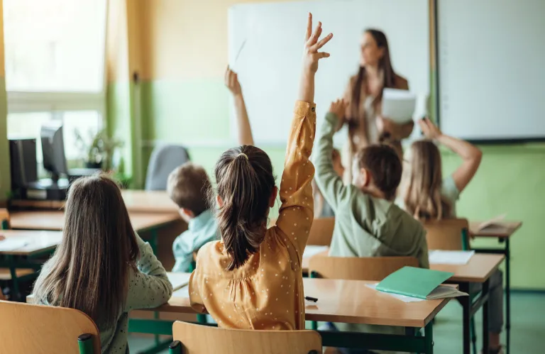 Επιμελητές και γραμματειακό προσωπικό στα σχολεία - Απαράδεκτο καθεστώς εργοδότησης καταγγέλλουν βουλευτές