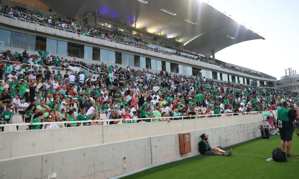 Δίνει στήριξη αλλά... κουμπωμένος