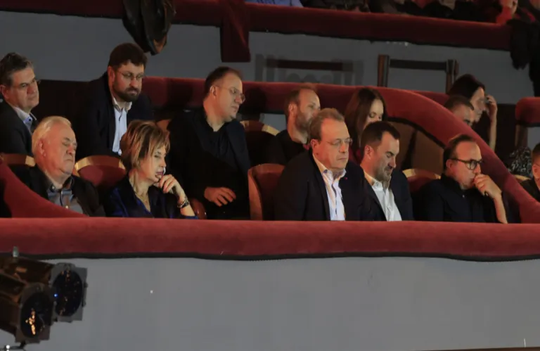 Τσίπρας: Γιατί κράτησε σε απόσταση τους πρώην συντρόφους του - Αναβρασμός σε ΣΥΡΙΖΑ και Ν. Αριστερά για τον εξώστη στην παρουσίαση Ιθάκης (φώτος)