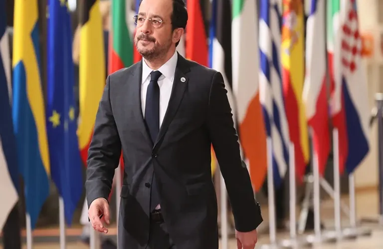 «Τhe show must go on» του Μίκη Χατζηνεοφύτου