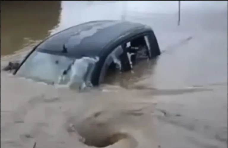 Ελλάδα: Συγκλονιστικές εικόνες από την κακοκαιρία Byron - H ΕΜΑΚ διέσωσε οικογένεια από πλημμυρισμένο δρόμο στη Λακωνία (βίντεο, φώτος)