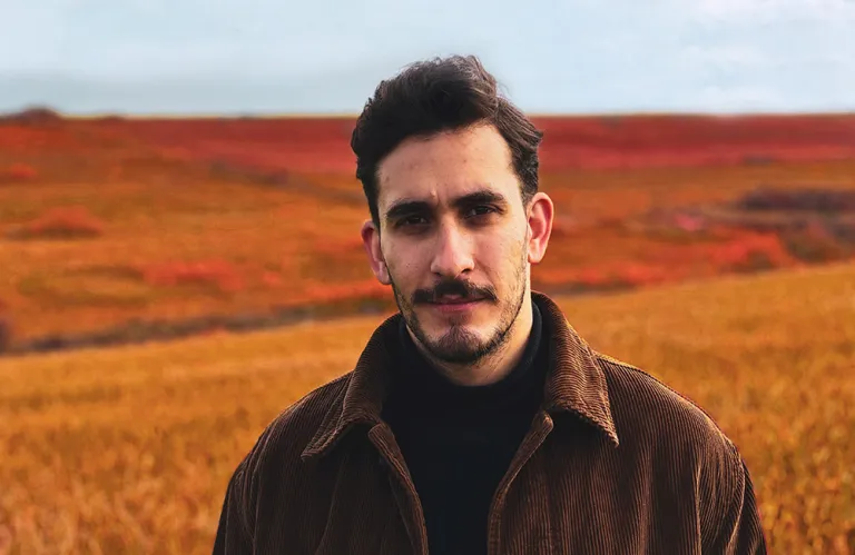 Ο αυτοδίδακτος τραγουδοποιός Παναγιώτης Λοΐζου παρουσιάζει τους «Δύο Κόσμους» του στο Διεθνές Φεστιβάλ Λευκωσίας 2025