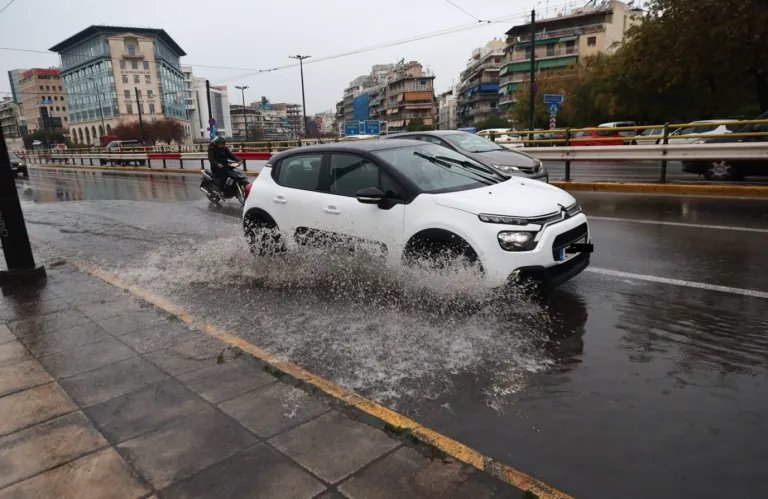 Ελλάδα: Ισχυρές βροχές, πλημμύρες και προβλήματα σε Αττική και νησιά από την κακοκαιρία Byron