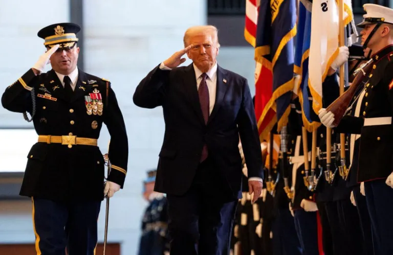 New York Times: Ο Τραμπ γυρίζει την πλάτη στην Ευρώπη, την αντιμετωπίζει σαν εχθρό και την υποβαθμίζει