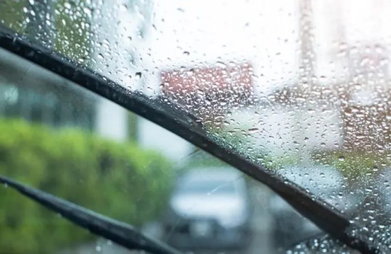 Το τρικ για να φύγει η βροχή από τα τζάμια - Πώς θα το πετύχεις με μόλις 0,50 ευρώ