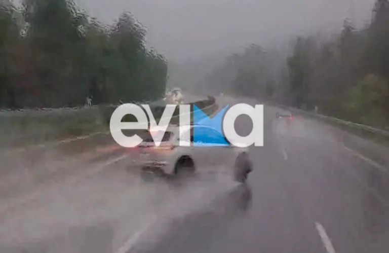 Η στιγμή που οδηγός χάνει τον έλεγχο εν μέσω βροχής και πέφτει πάνω στις μπάρες της Εθνικής Αθηνών - Λαμίας (βίντεο)