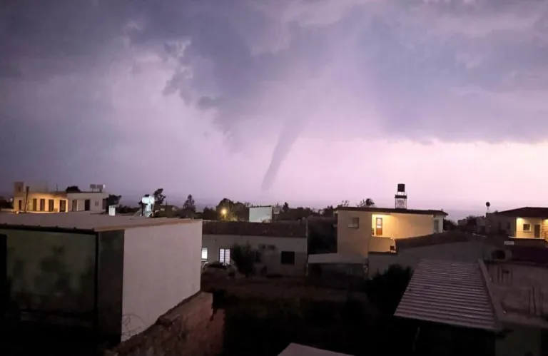 Ισχυρή καταιγίδα έδωσε χαλάζι-«γίγας» και υδροστρόβιλο χθες βράδυ στα κατεχόμενα (φώτος)