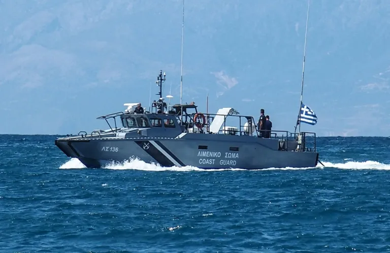 Τραγωδία με 18 νεκρούς νότια της Κρήτης, εντοπίστηκε μισοβυθισμένο σκάφος με μετανάστες