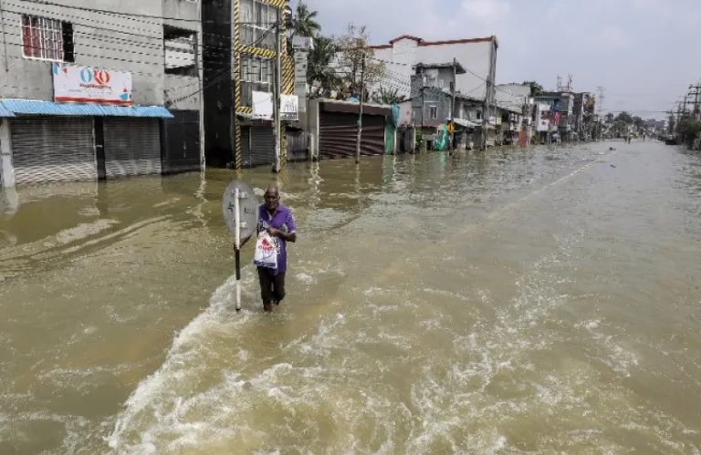 Τόσο κοντά, τόσο μακριά