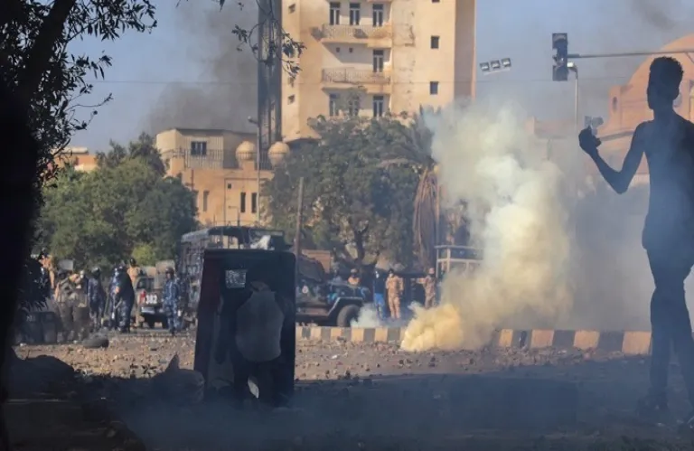 Πόλεμος στο Σουδάν: «Δεκάδες» νεκροί σε πλήγματα των παραστρατιωτικών στον νότο