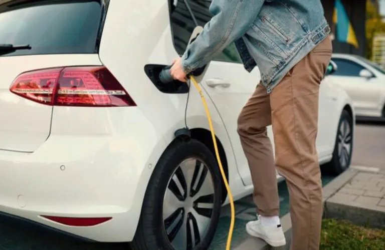 Όνειρο απατηλό τα 80 χιλ. ηλεκτρικά ΙΧ ώς το 2030