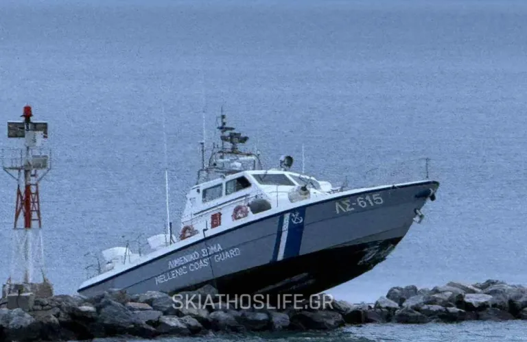 Στα βράχια έπεσε το σκάφος του Λιμενικού που θα μετέφερε την εικόνα της Παναγίας Εικονίστριας από το Βόλο στην Σκιάθο