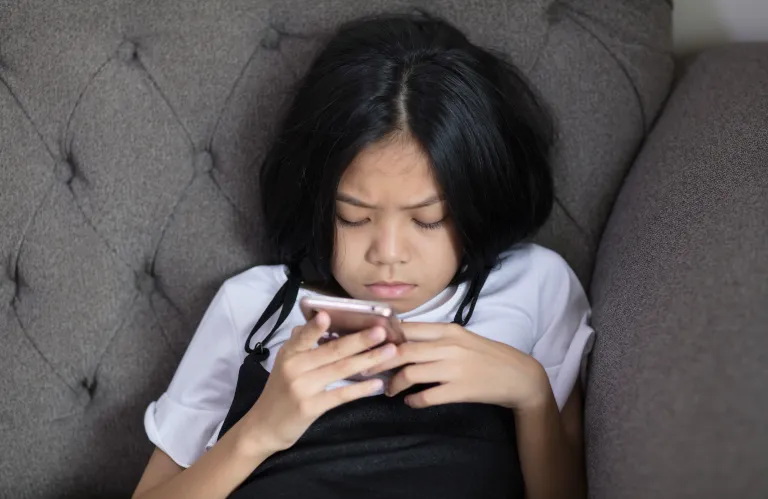 Αυστηρά ακατάλληλο για τα παιδιά το διαδίκτυο και με βούλα του Ευρωκοινοβουλίου