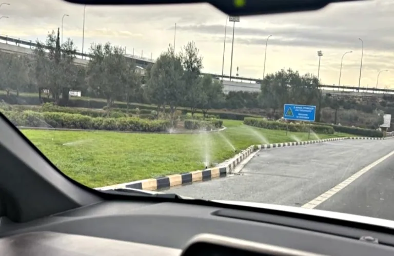 ΦΩΤΟΓΡΑΦΙΑ: Βρέχει καταρρακτωδώς, αλλά... ποτίζουμε κιόλας!