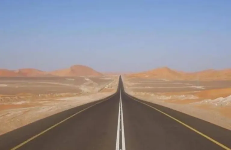 Ο μακρύτερος ευθύς δρόμος στον πλανήτη Γη: 240 χιλιόμετρα χωρίς ούτε μία καμπύλη