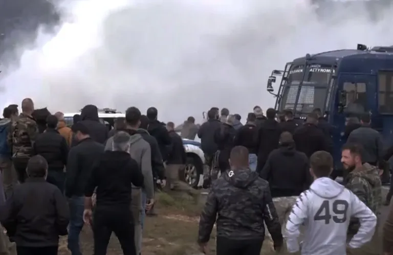 Aγρότες vs. ΜΑΤ: Σοβαρά επεισόδια σε Χανιά και Ηράκλειο με πετροπόλεμο και χημικά - Αναποδογύρισαν περιπολικό, δύο τραυματίες (βίντεο, φώτος)