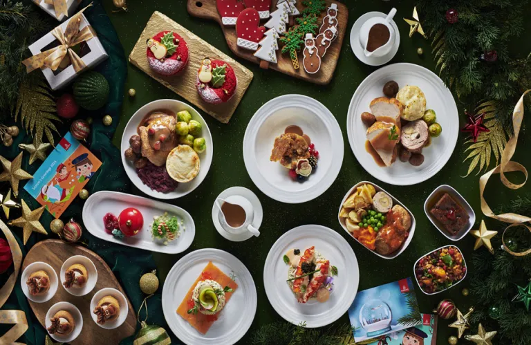 Η Emirates «Ξετυλίγει» τη Μαγεία των Χριστουγέννων στα 40.000 Πόδια