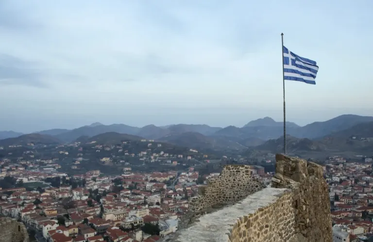 «Τεχνικό σφάλμα»: Η απάντηση της Κομισιόν για το φυλλάδιο που έδειχνε ελληνικά νησιά ως τουρκικά (φώτο)