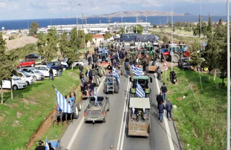Ηράκλειο: Στο κτίριο της Αποκεντρωμένης Διοίκησης Κρήτης οι αγροτοκτηνοτρόφοι, που συνεχίζουν τις κινητοποιήσεις τους