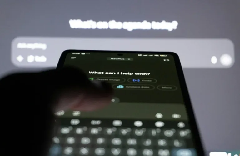 Οι έφηβοι πιάνουν «φιλίες» με τα chatbots τεχνητής νοημοσύνης - Πραγματική ασφάλεια ή επικίνδυνη επικοινωνία;