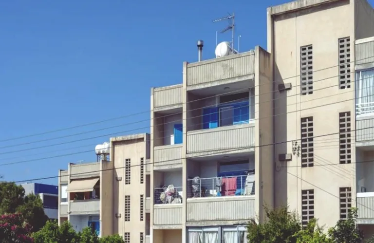 Πιλοτική εγκατάσταση ειδικών καρεκλών σε προσφυγικές πολυκατοικίες για άτομα με κινητικά προβλήματα