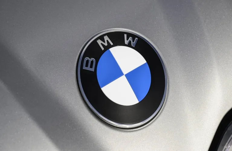 Η BMW άλλαξε το σήμα της -Σε ποιο μοντέλο αποκαλύφθηκε, ποιες είναι οι διαφορές
