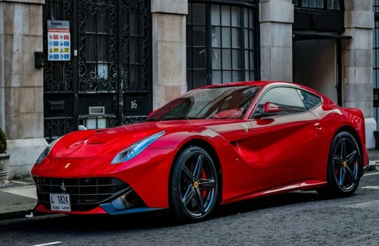 Επιχειρηματίας στην Βιέννη ανέβασε την Ferrari του στο μπαλκόνι του σπιτιού του γιατί δεν έβρισκε... πάρκιγνκ!