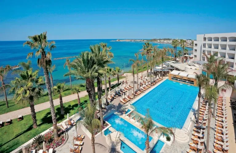 Ξενοδοχεία και υδατικό: Προωθείται γέμισμα της πισίνας με θαλασσινό νερό