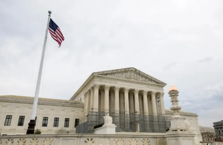 Δυσκολεύει το ταξίδι στις ΗΠΑ: Οι τουρίστες από 42 κράτη θα πρέπει να δείχνουν ιστορικό πέντε ετών στα social media, για να μπουν στη χώρα!